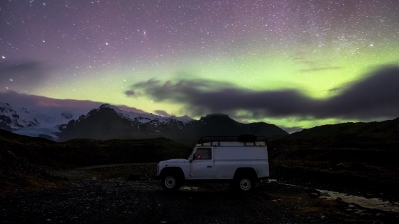 Land Rover Defender Northern Lights Iceland